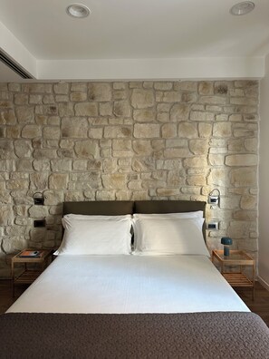 Habitación Deluxe doble | Colchones viscoelásticos, minibar, escritorio y cortinas opacas