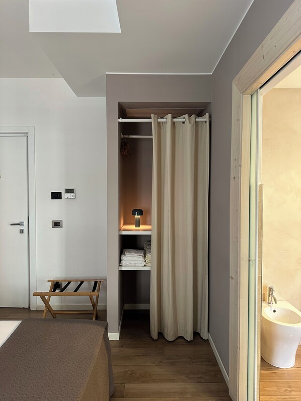 Standard Double Room | Bathroom