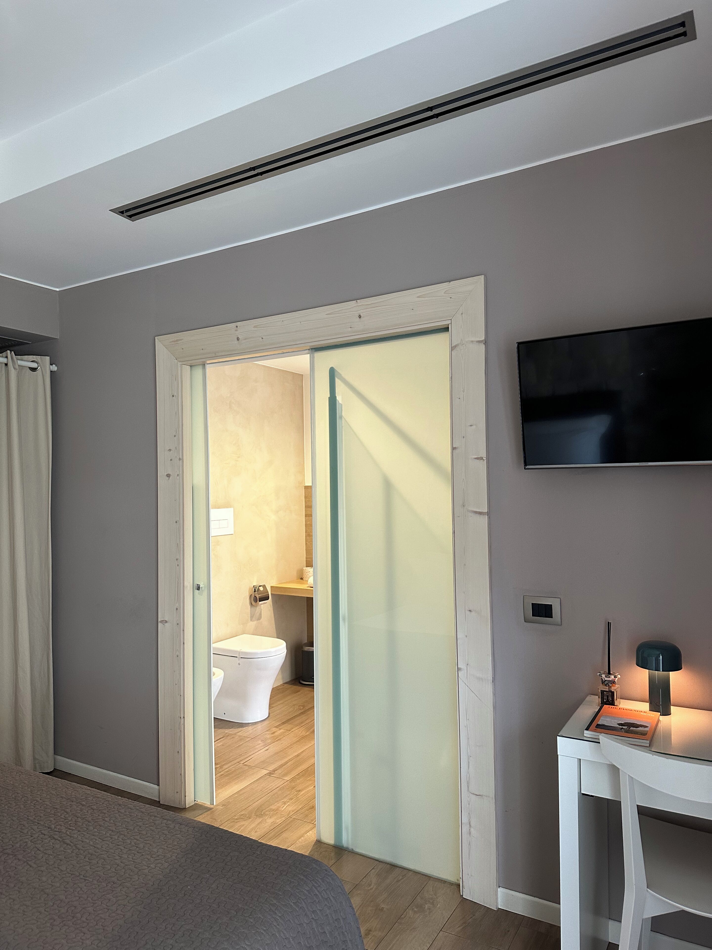 Habitación Deluxe doble | Baño | Ducha, artículos de higiene personal gratuitos, secador de pelo y bidé