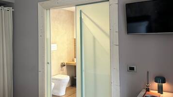 Habitación Deluxe doble | Baño | Ducha, artículos de higiene personal gratuitos, secador de pelo y bidé