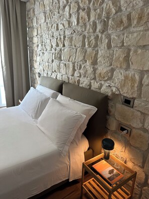 Habitación Deluxe doble | Colchones viscoelásticos, minibar, escritorio y cortinas opacas