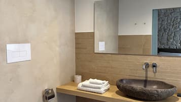Habitación doble estándar | Baño | Regadera, amenidades de baño gratuitas, secadora de cabello, bidet