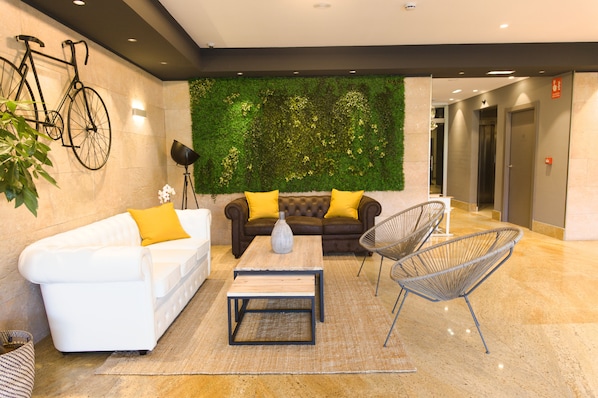 Lobby sitting area - Hotel Cruz de la Victoria (Siero)