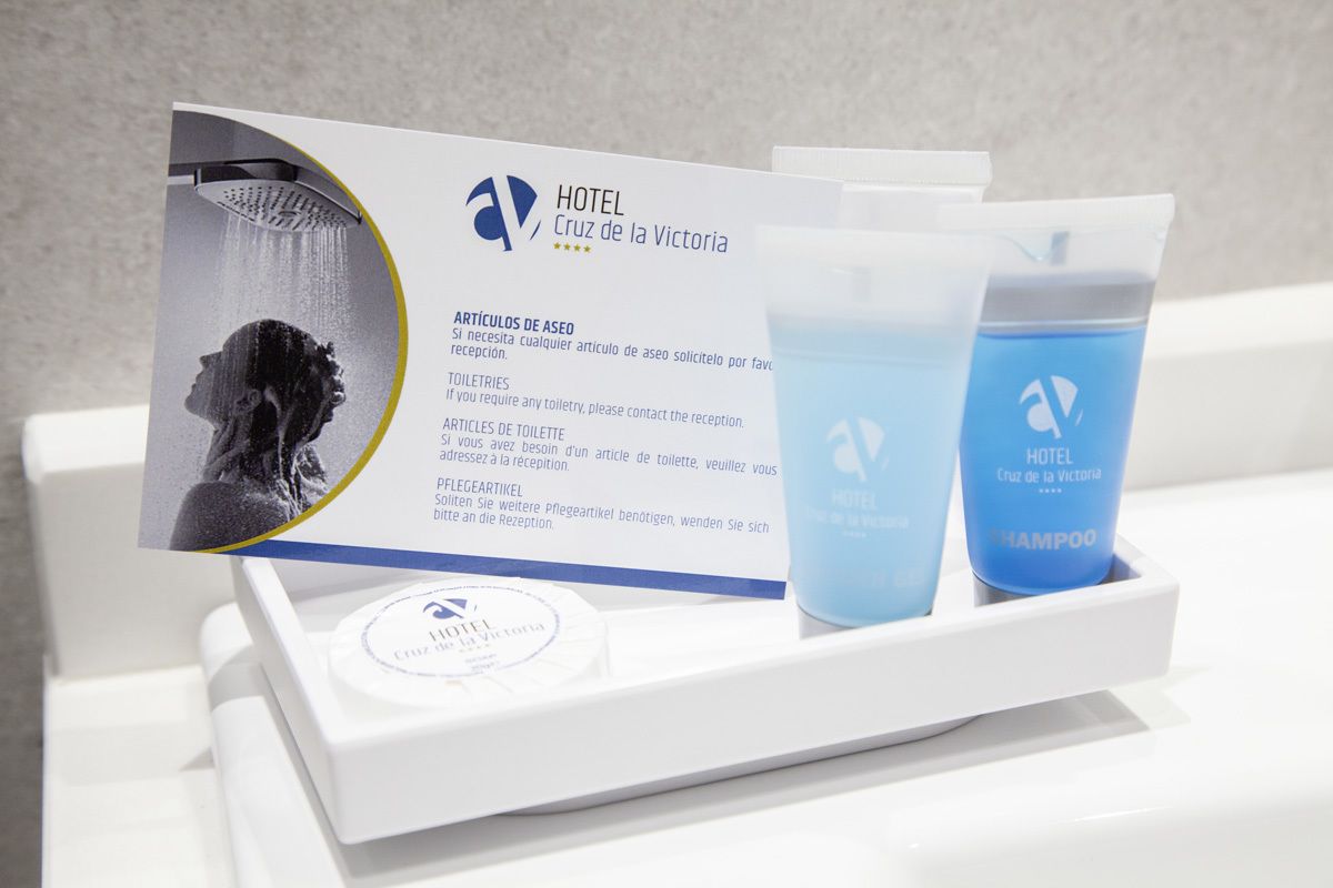 deep-soaking bathtub, towels