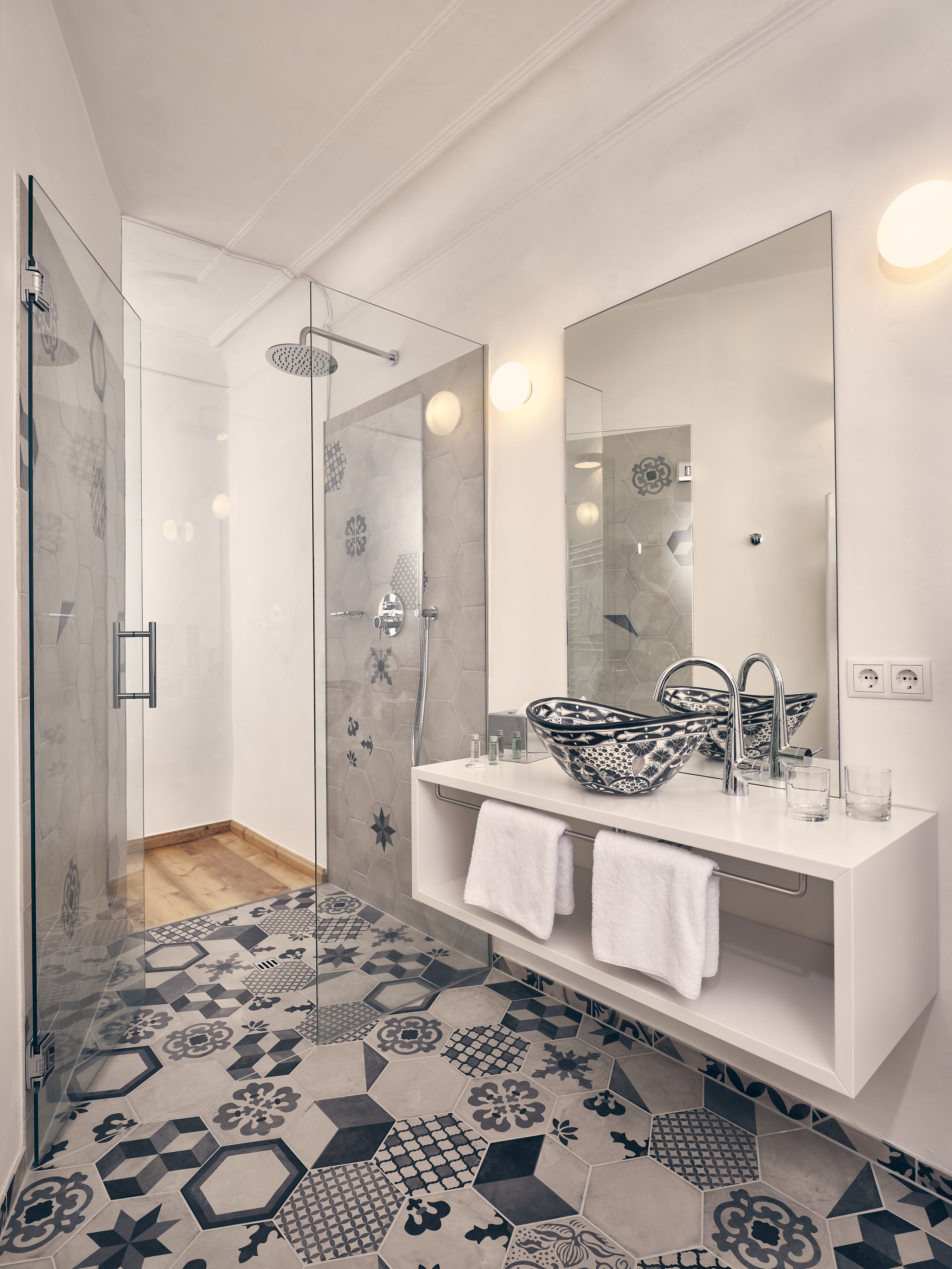 superior double room (nostalgie) | bathroom | free toiletries, hair dryer, towels