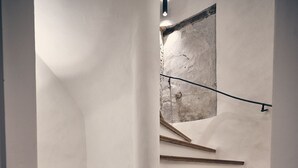 Eine Treppe mit Holzbodenstufen und einem kleinen Fenster.
