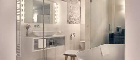 Suite (Süd) | Bathroom | Free toiletries, hair dryer, towels