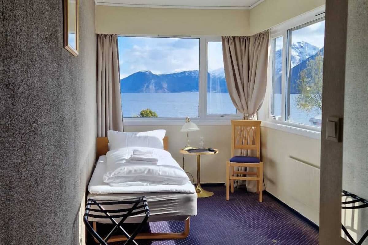 single room | pillow-top beds, desk, laptop workspace, iron/ironing board