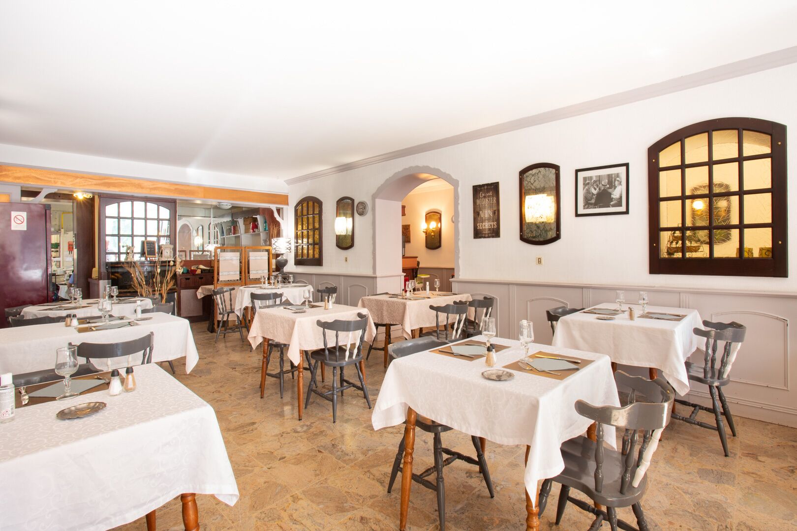 Petit déjeuner continental (8 EUR par personne)