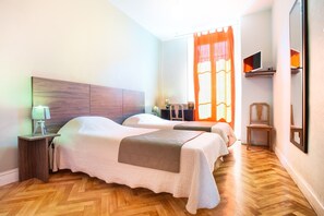 Habitación con 2 camas individuales | Escritorio, tabla de planchar con plancha y cunas gratuitas