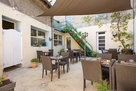 Melayani sarapan, makan siang, makan malam; sajian masakan Prancis