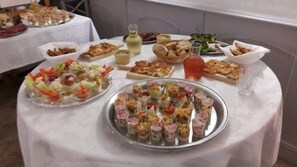 Breakfast, lunch and dinner served - Hôtel Le Boulevard (Mazamet)