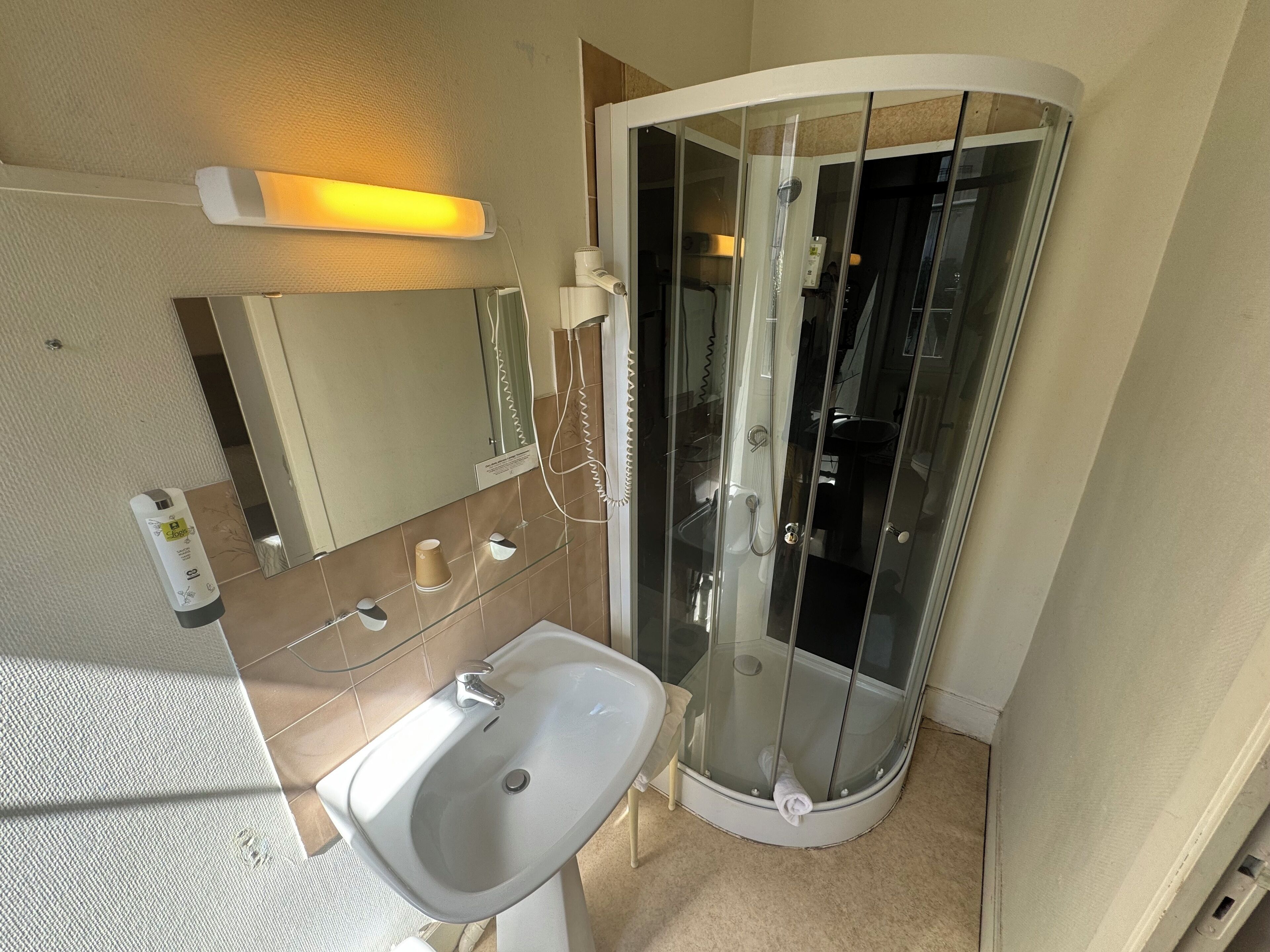 Gratis toiletartikelen, een haardroger, handdoeken