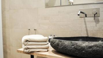 Design-Doppelzimmer | Waschbecken im Bad