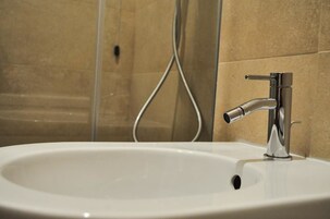 Ducha, artículos de tocador gratuitos, secador de pelo, batas
