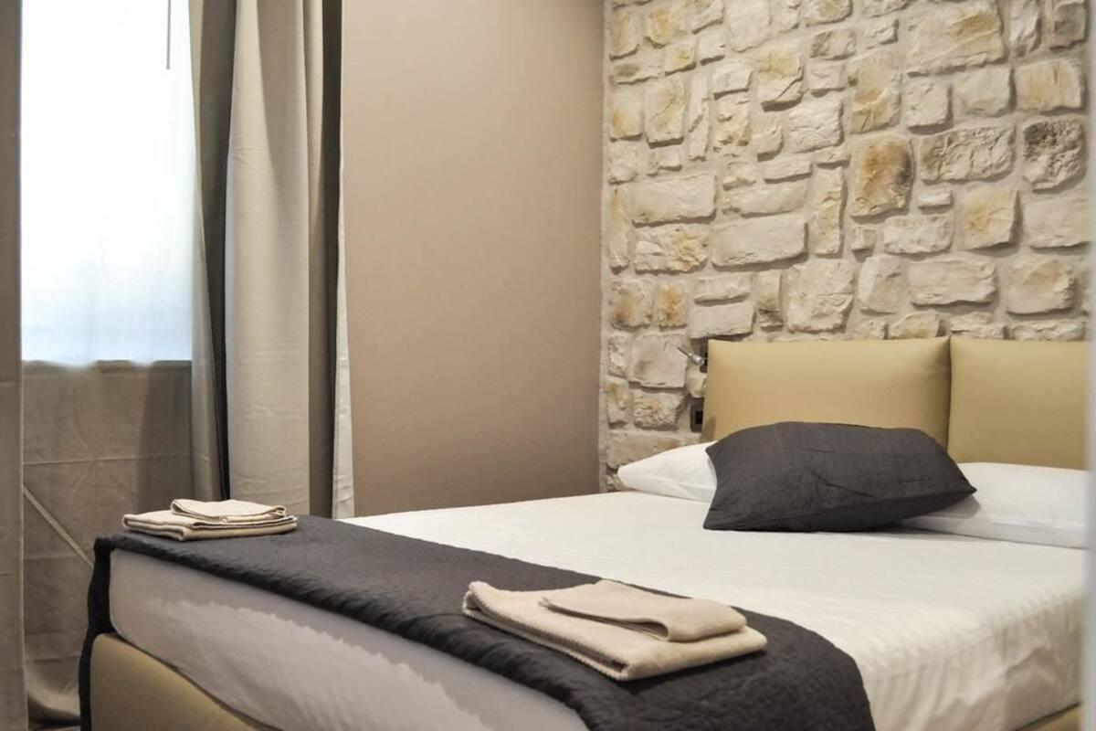 Standard Double Room | Free minibar, desk, soundproofing, free WiFi