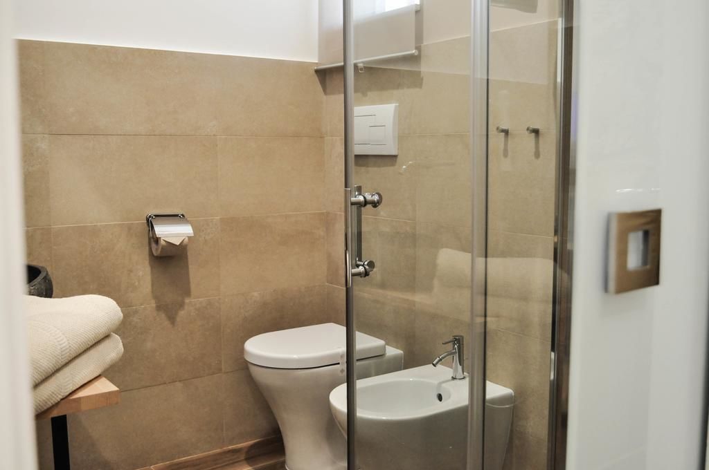 Design Double Room | Bathroom | Shower, free toiletries, hair dryer, bathrobes