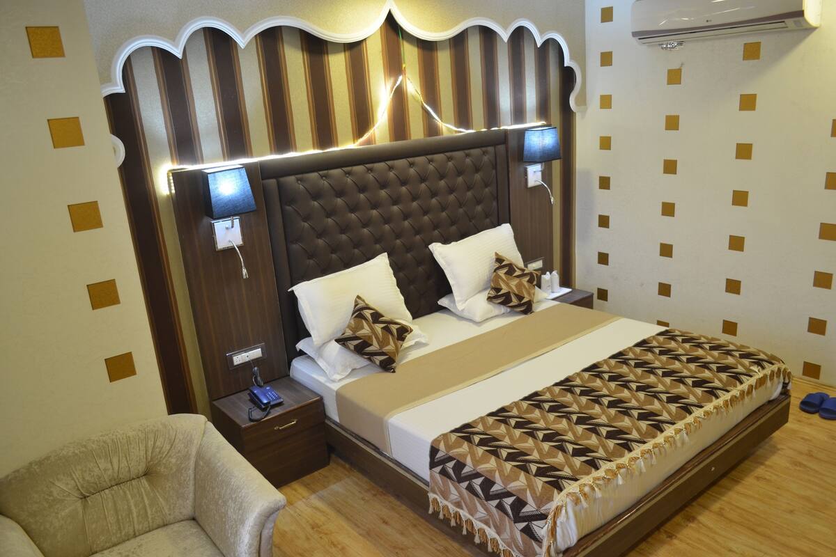 Phòng đôi Deluxe, 1 giường cỡ king, phù hợp cho người khuyết tật | Két bảo mật tại phòng, bàn, màn/rèm cản sáng, phòng cách âm 