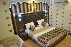 Deluxe Double Room, 1 King Bed, Accessible | In-room safe, individually decorated, individually furnished, desk - THE VALLEY VIEW (Srinagar)