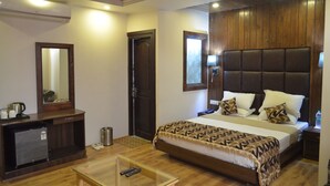 Deluxe Double Room, 1 King Bed, Accessible | In-room safe, desk, blackout drapes, soundproofing - THE VALLEY VIEW (Srinagar)