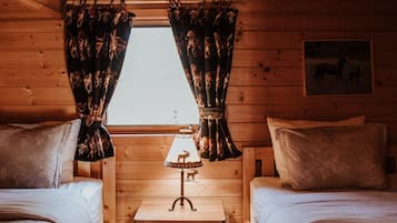 كابينة - عدة أسرّة - لغير المدخنين | خزنة داخل الغرفة وملاءات أسرّة