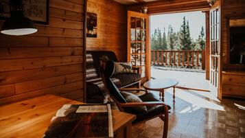 Deluxe Double Room, Multiple Beds, Non Smoking, River View | Living area