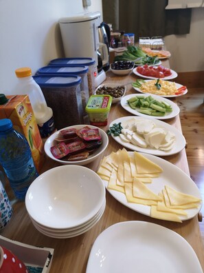 Frukost med lokala rätter varje dag (EUR 6.50 per person)