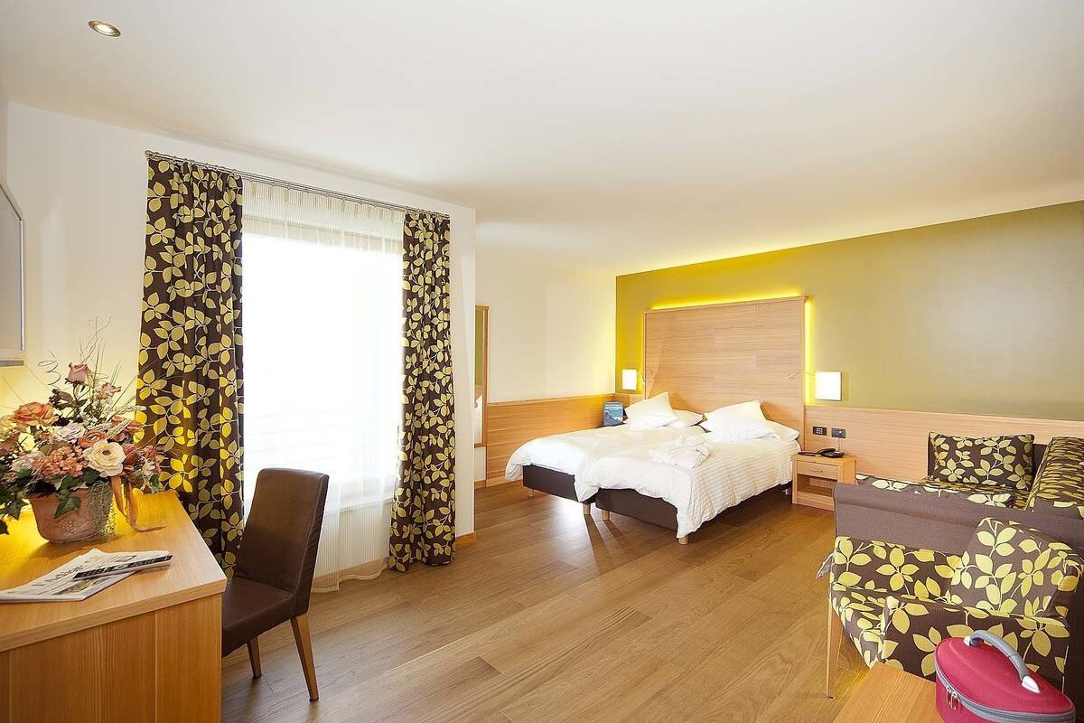 Junior-Suite, Balkon, Seeblick | Zimmersafe, Schreibtisch, schallisolierte Zimmer, kostenloses WLAN