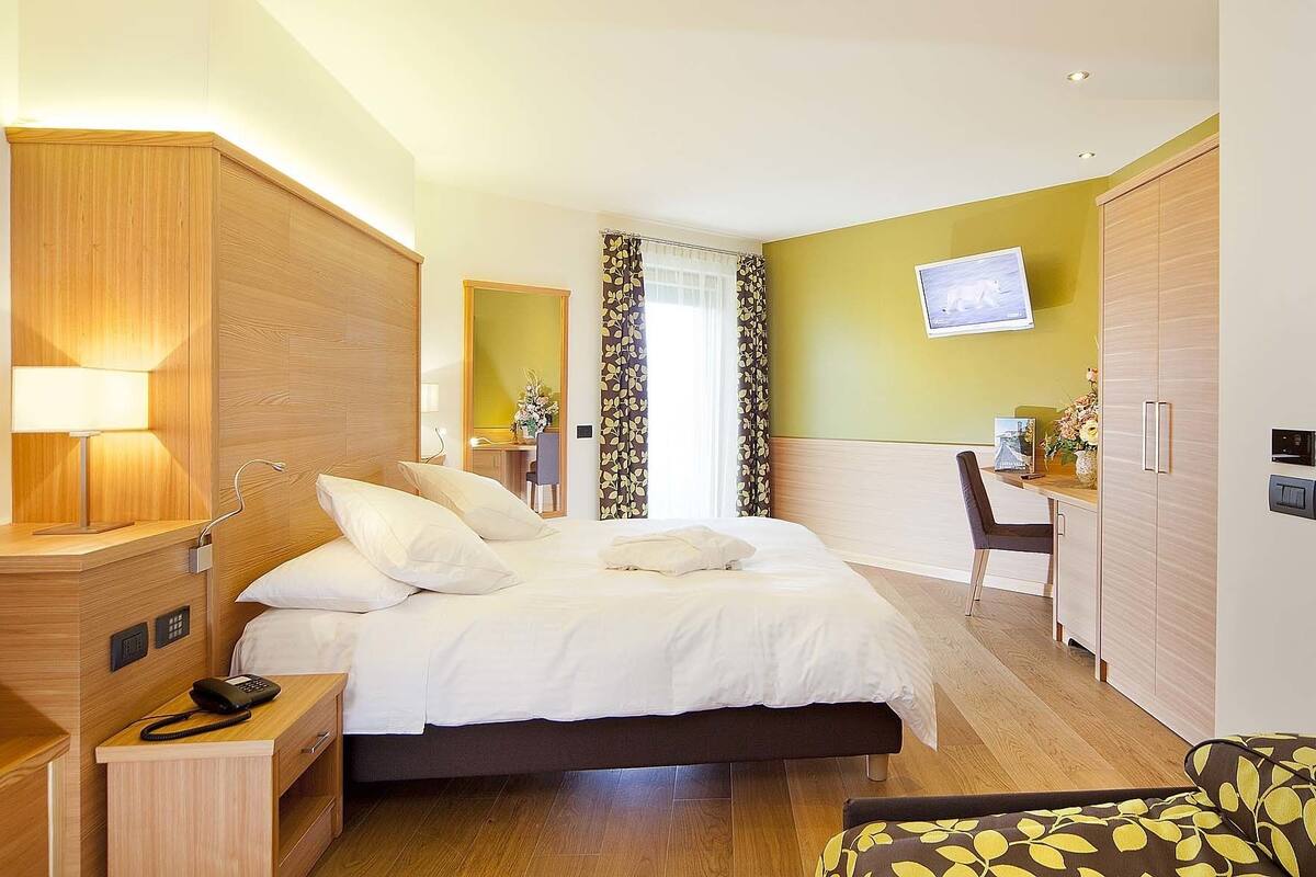 In-room safe, desk, soundproofing, free WiFi