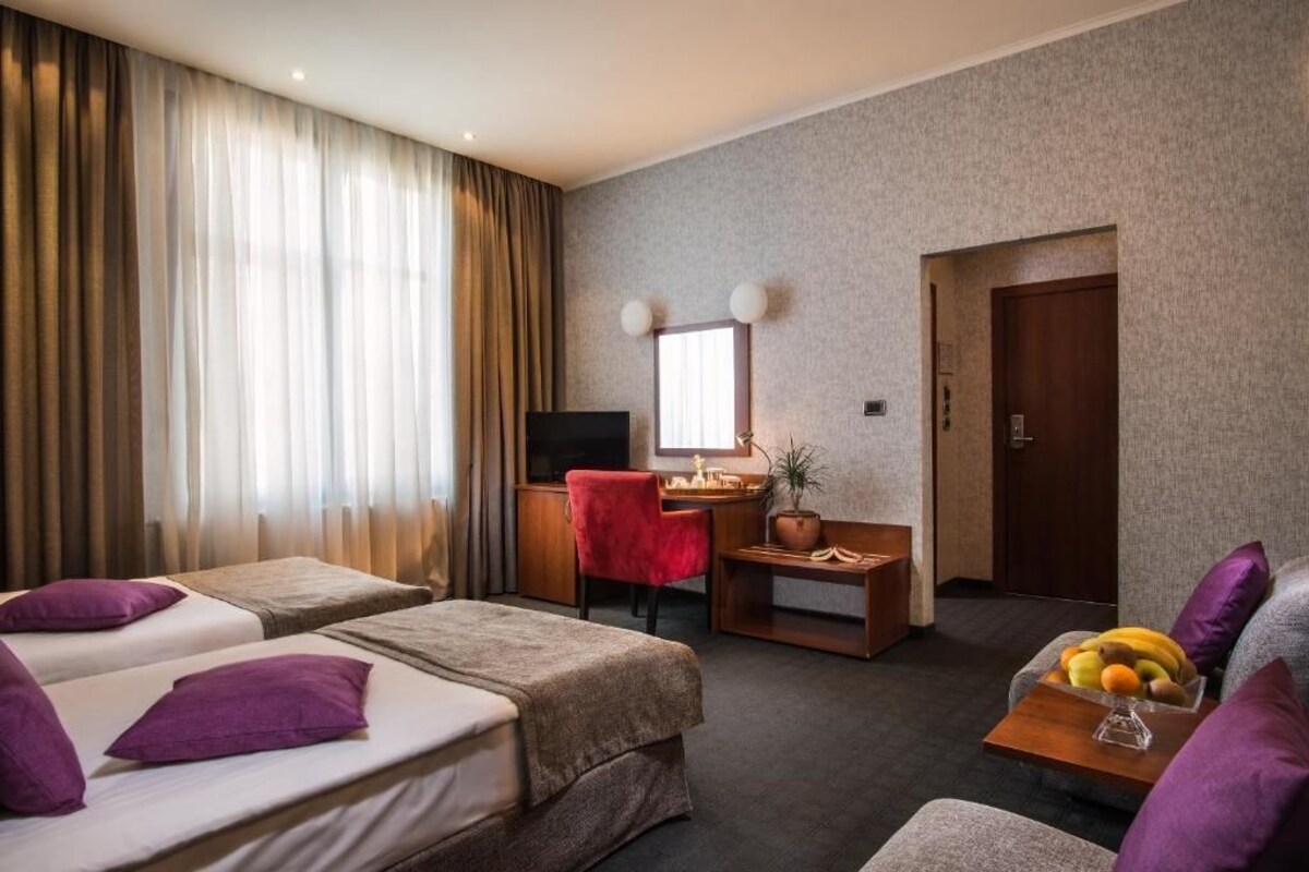Minibar, Zimmersafe, Schreibtisch, Bügeleisen/Bügelbrett