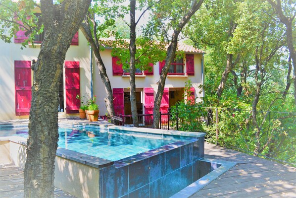 Piscine extérieure (ouverte en saison), chaises longues