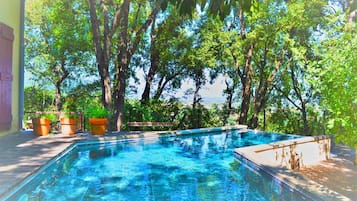 Piscina externa sazonal, funciona das 15h às 19h, espreguiçadeiras