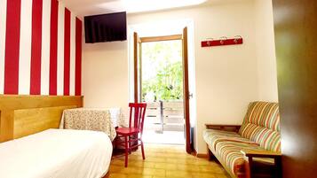 Zimmersafe, kostenloses WLAN, Bettwäsche