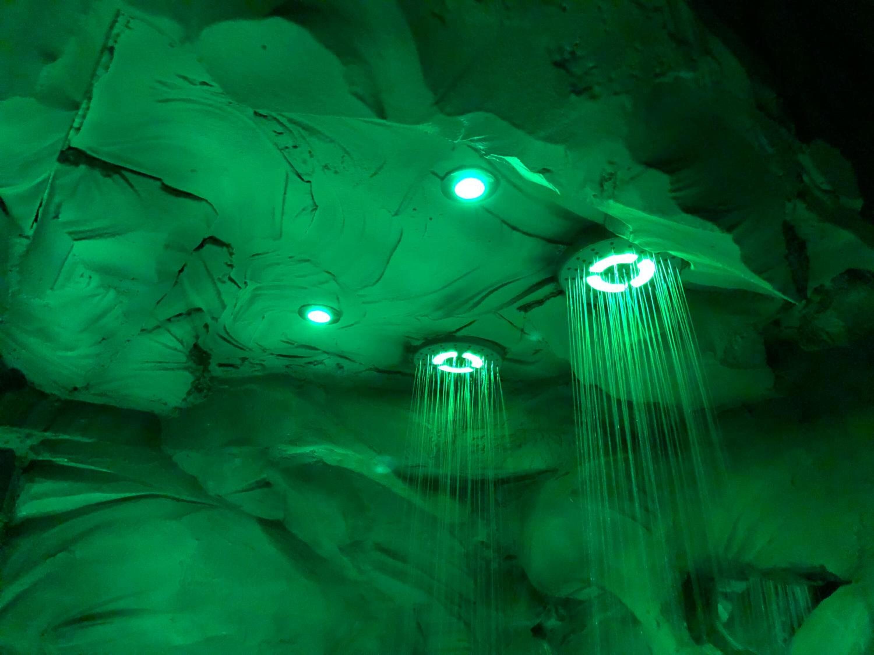 Un soffitto con luci verdi e elementi d'acqua.