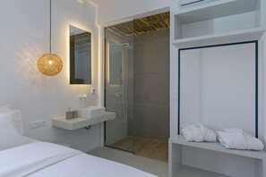 Villa, 3 habitaciones | Baño | Regadera, amenidades de baño gratuitas, secadora de cabello, pantuflas