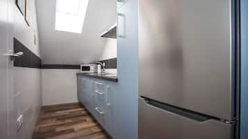 Grand réfrigérateur, micro-ondes, plaque de cuisson