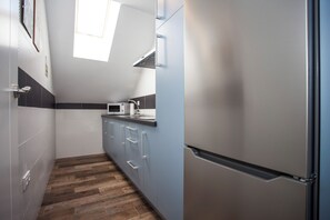 Réfrigérateur grande capacité avec congélateur, four à micro-ondes