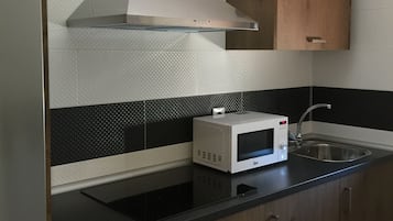 Appartement Familial, 1 chambre (5) | Cuisine privée | Grand réfrigérateur, micro-ondes, plaque de cuisson