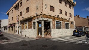 A two-story building with a sign reading "El Volante Restaurante". - Apartamentos El Volante II (Ciempozuelos)