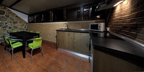 Departamento familiar | Cocina privada | Refrigerador con congelador, microondas y parrilla de estufa