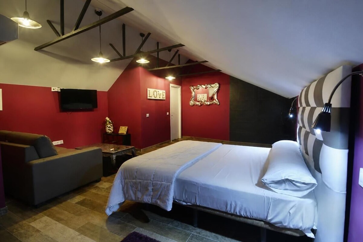 Romantic Studio Suite | Blackout drapes, soundproofing, WiFi (free), bed sheets