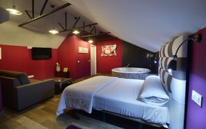 Romantic Studio Suite | Blackout curtains, soundproofing, free WiFi, bed sheets