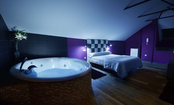 Romantic Studio Suite | Blackout drapes, soundproofing, free WiFi, bed sheets