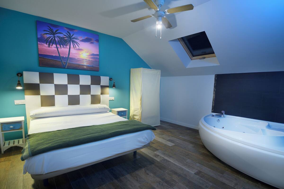 Deluxe Apartment | Blackout drapes, soundproofing, free WiFi, bed sheets