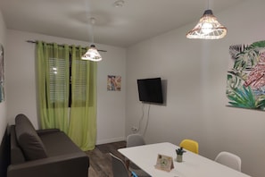 Family Apartment, 1 Bedroom (5) | Living area | Flat-screen TV - Apartamentos El Volante II (Ciempozuelos)
