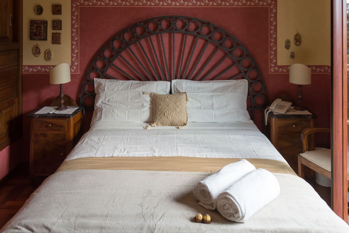 Premium bedding, down duvets, desk, blackout curtains
