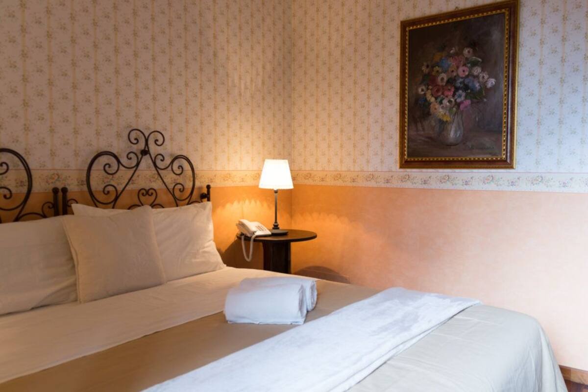 Premium bedding, down duvets, desk, blackout curtains