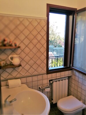 تجهيزات دش، دُش غزير، مستلزمات مجانية للعناية الشخصية، مجففات شعر