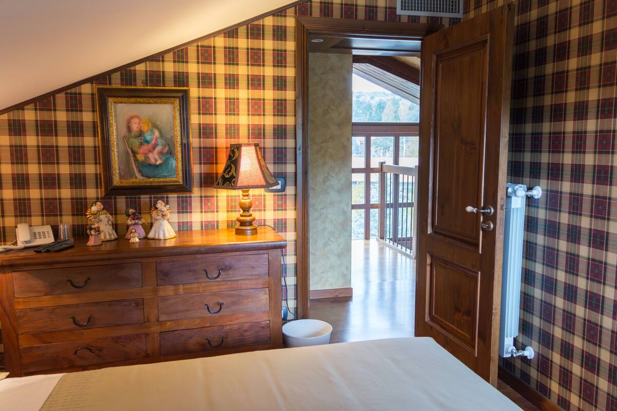 Premium bedding, down duvets, desk, blackout curtains