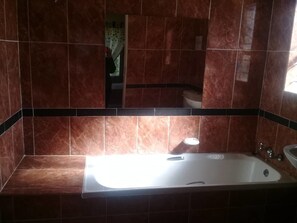 Tina profunda, amenidades de baño gratuitas, toallas